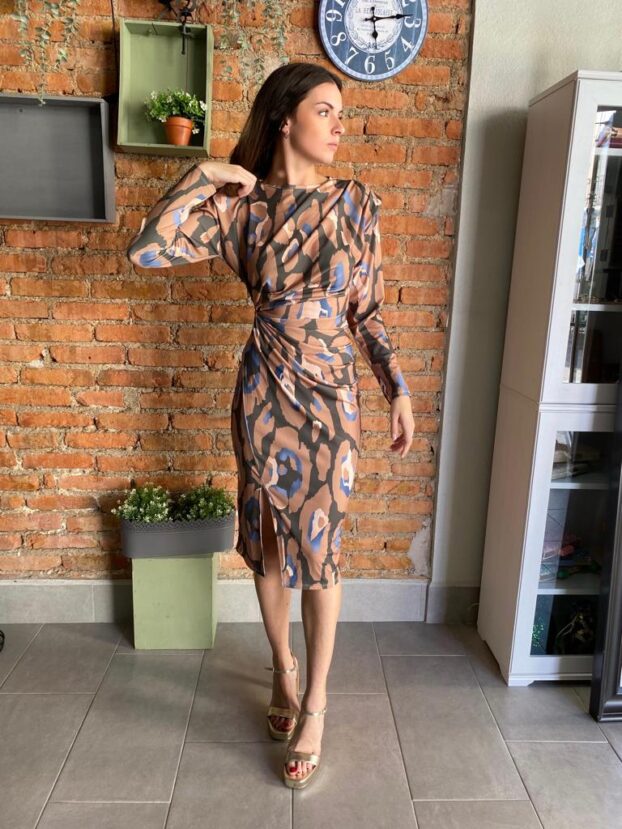 Vestido verde camuflaje con hombreras y fruncido a la cintura