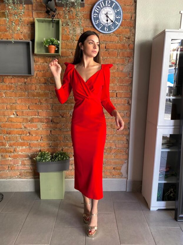 Vestido rojo recto con escote en “v” y hombros efecto maxi hombrera